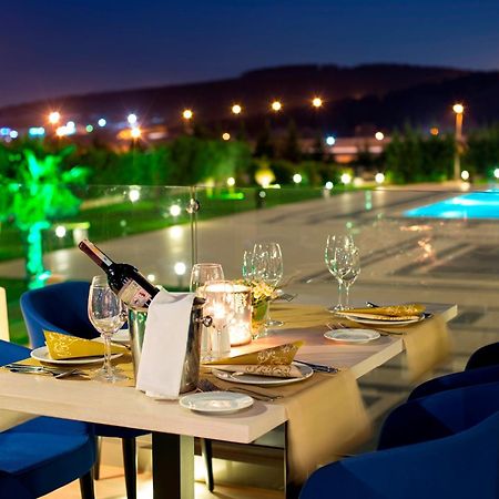 Miracle Istanbul Asia Airport Hotel & Spa Exterior foto The hotel's pool