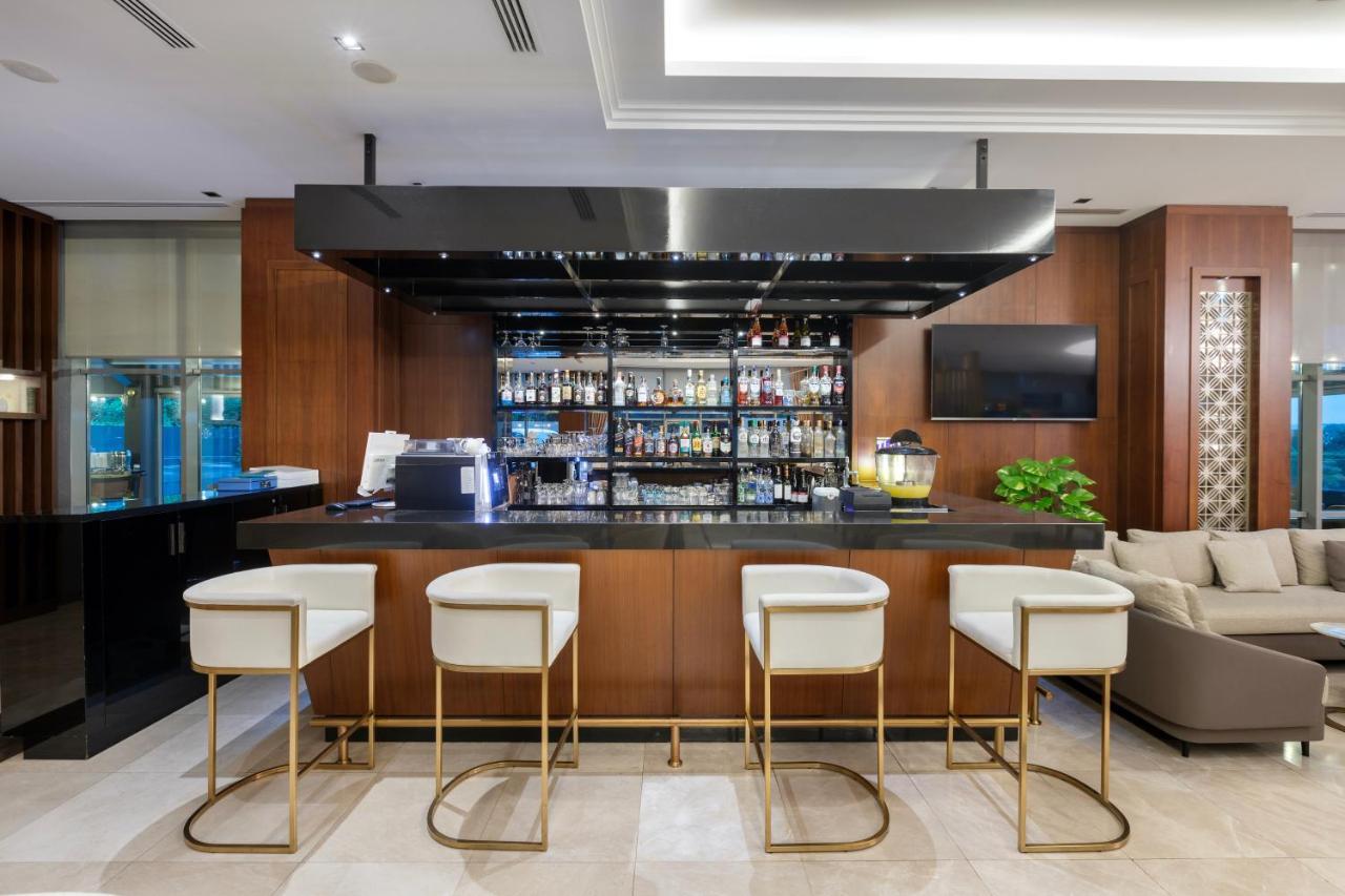 Miracle Istanbul Asia Airport Hotel & Spa Exterior foto The bar at the lounge