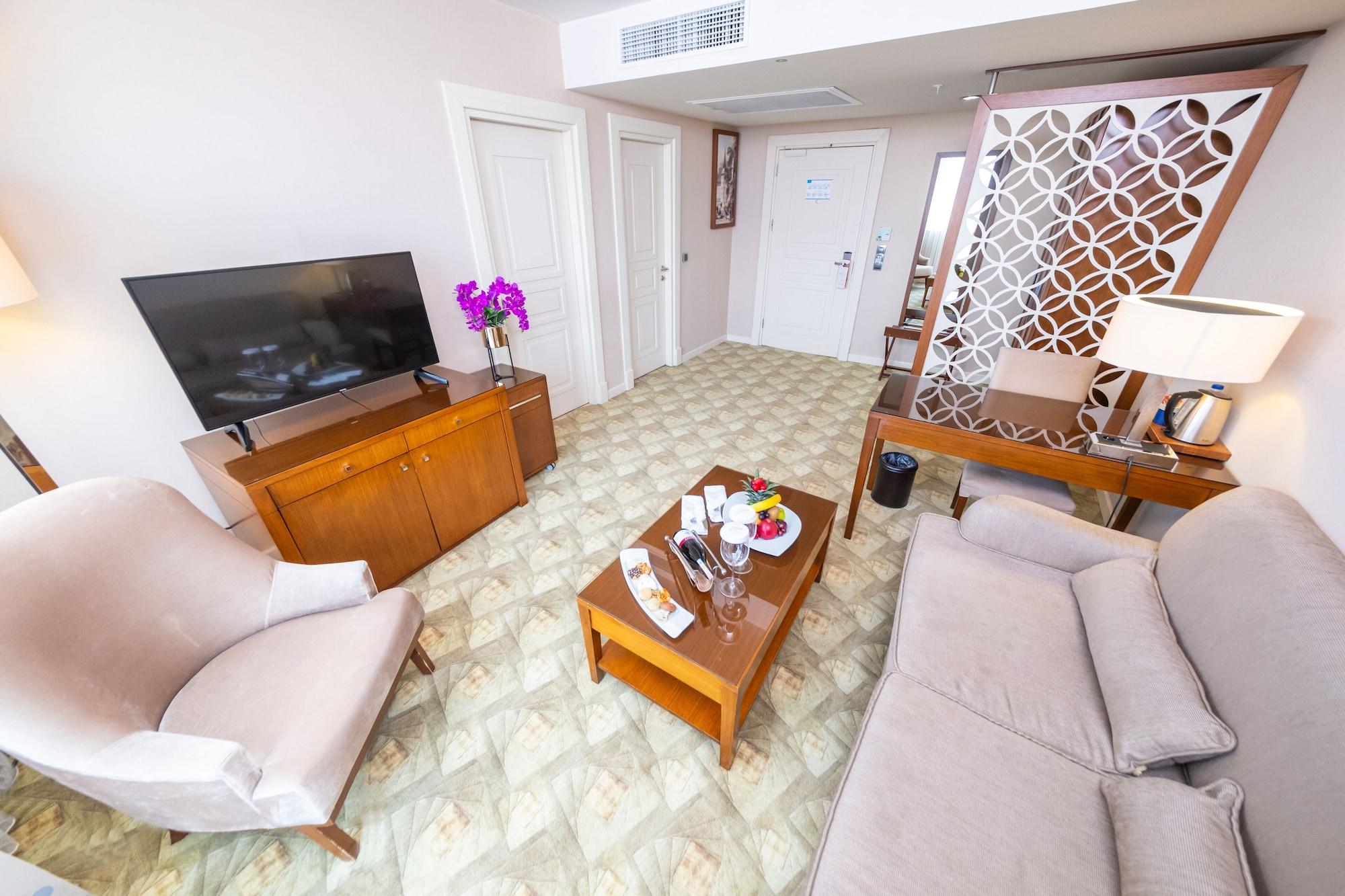 Miracle Istanbul Asia Airport Hotel & Spa Exterior foto A living room in a suite at the hotel