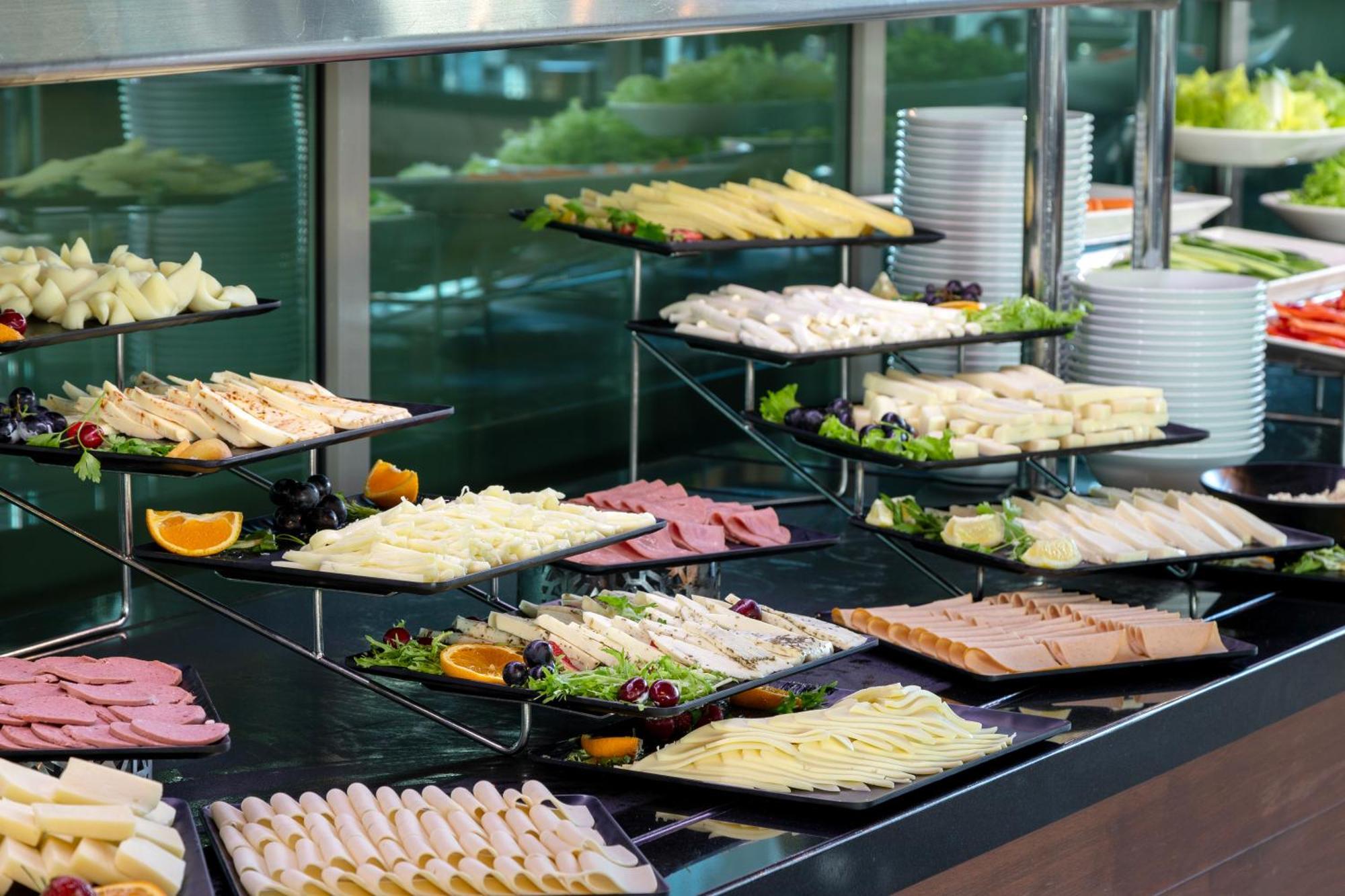 Miracle Istanbul Asia Airport Hotel & Spa Exterior foto A buffet of cold cuts