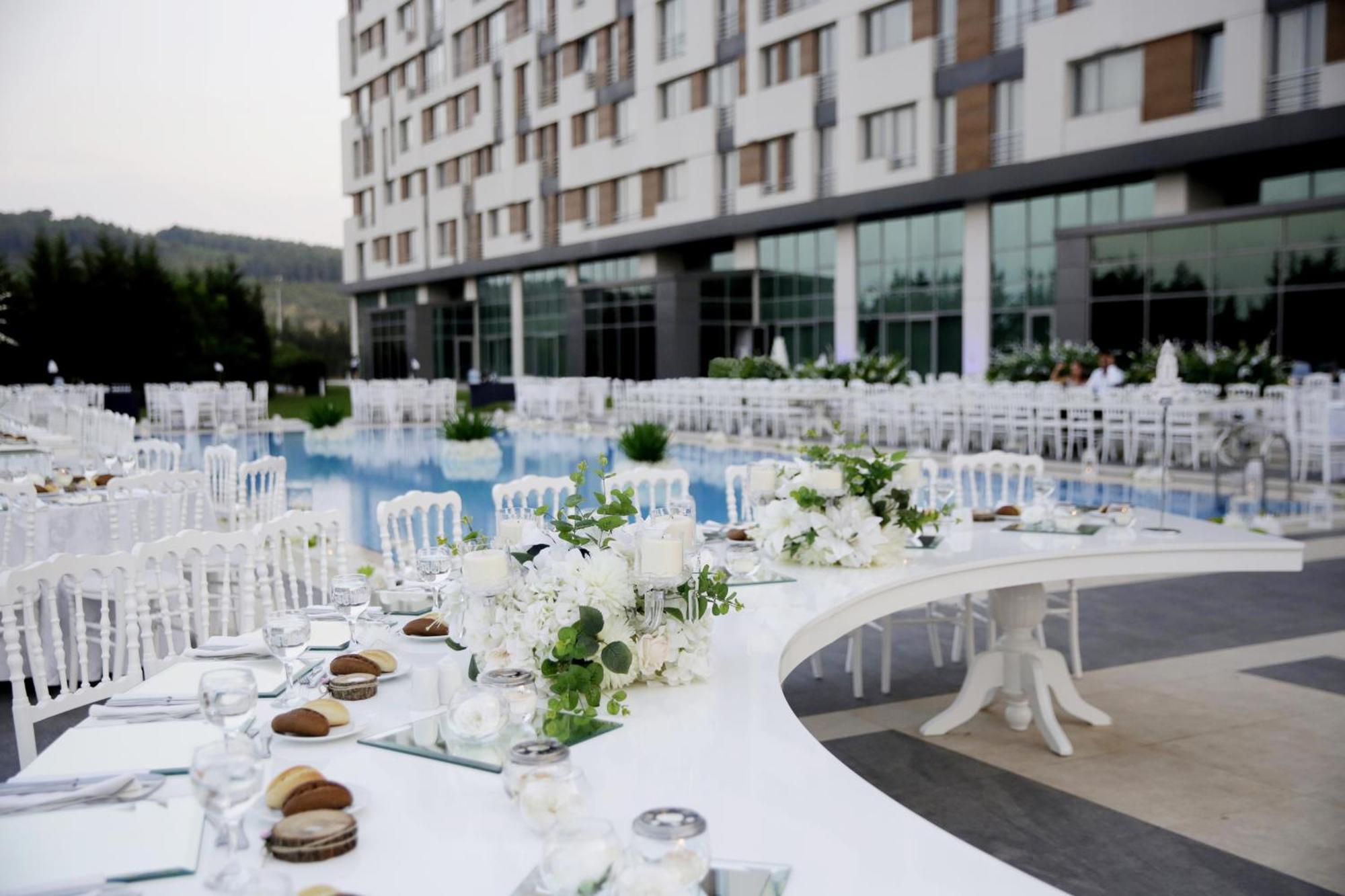Miracle Istanbul Asia Airport Hotel & Spa Exterior foto Wedding reception at the hotel