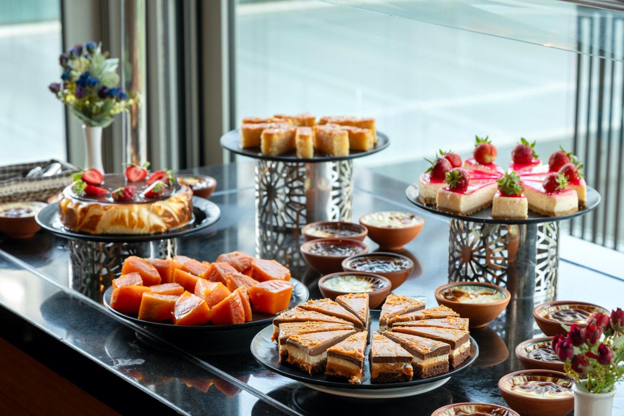 Miracle Istanbul Asia Airport Hotel & Spa Exterior foto A selection of desserts