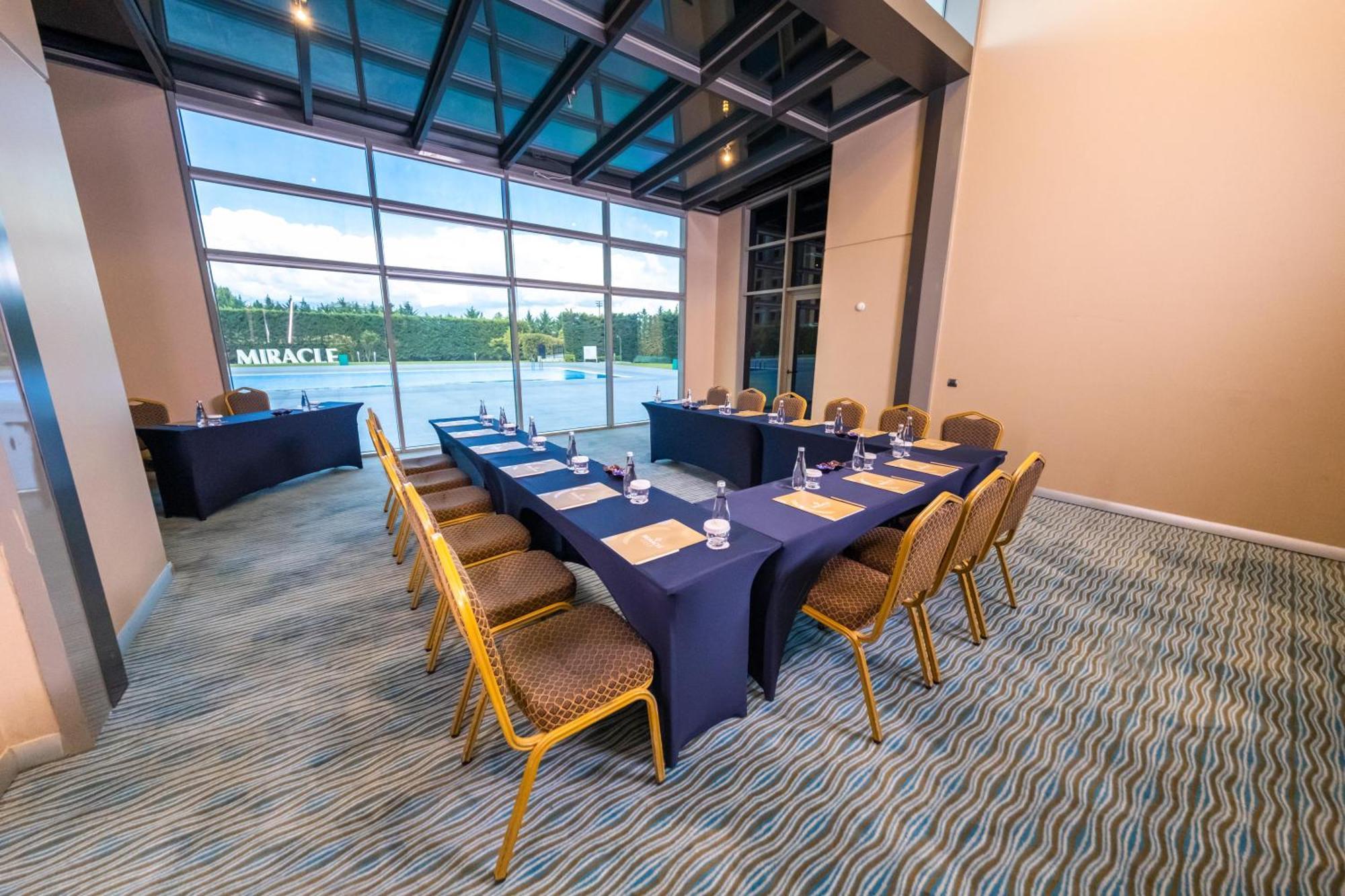 Miracle Istanbul Asia Airport Hotel & Spa Exterior foto Meeting room