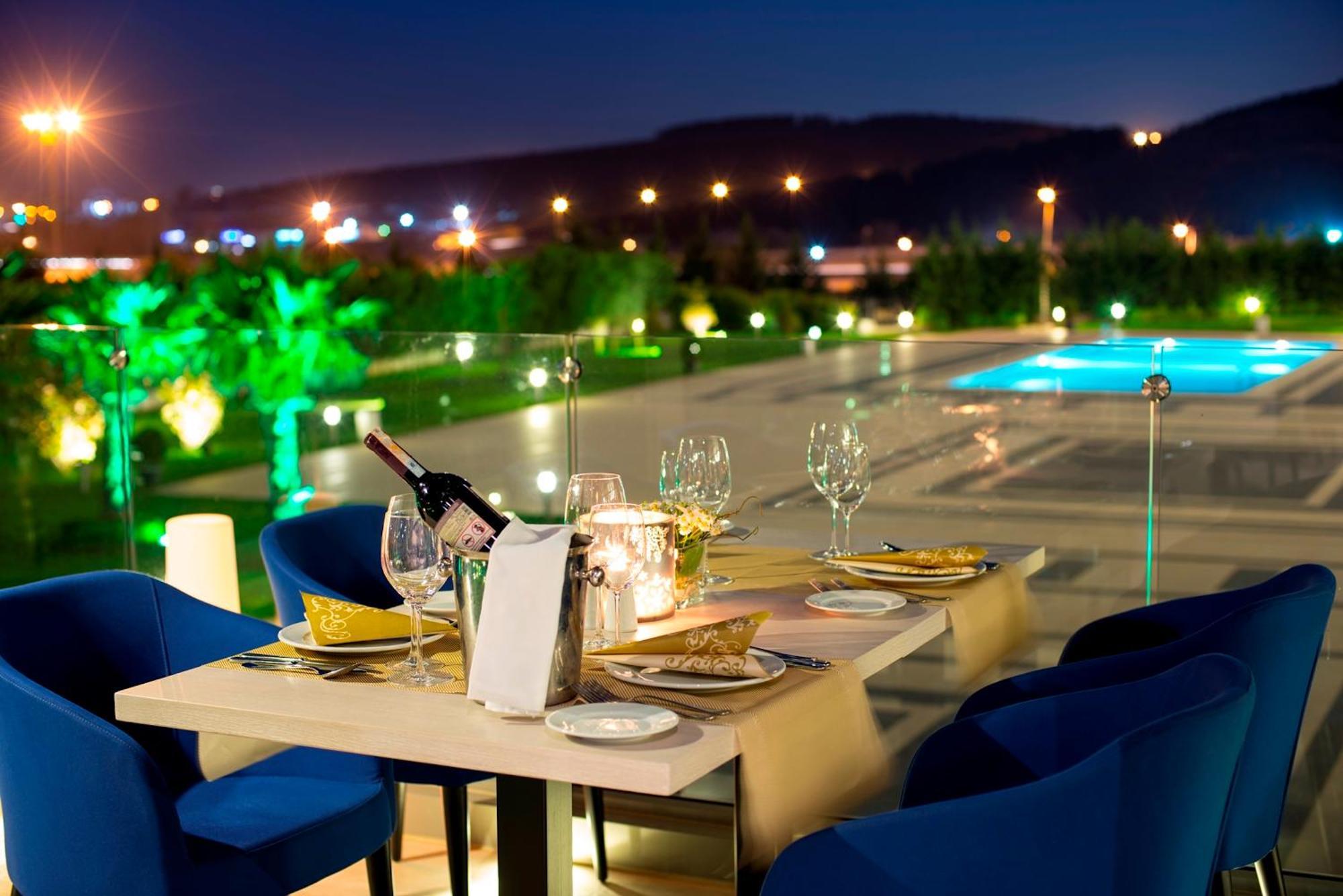 Miracle Istanbul Asia Airport Hotel & Spa Exterior foto The hotel's pool