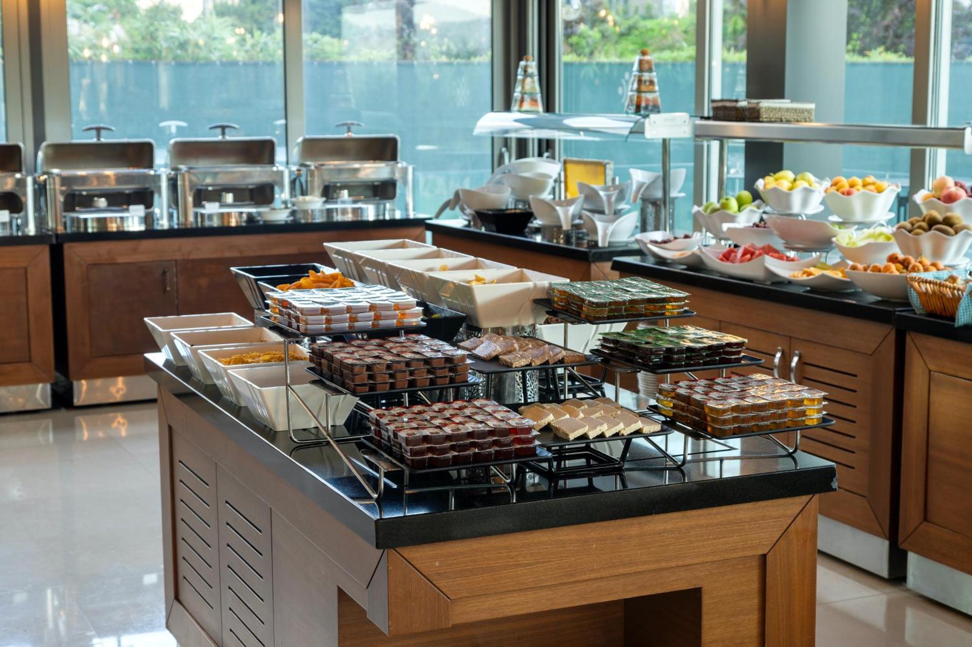 Miracle Istanbul Asia Airport Hotel & Spa Exterior foto A buffet at a hotel